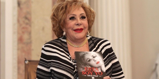 Silvia Pinal deja el hospital; continuar&aacute; tratamiento en casa