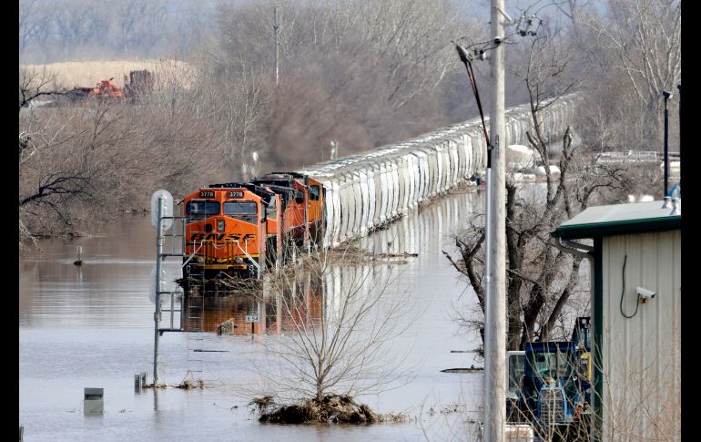 Un tren tuvo que detenerse tras el desbordamiento del río Platte en Plattsmouth, en el estado de Nebraska.