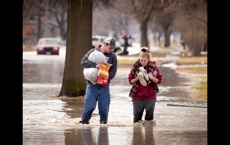 Habitantes evacuan su vecindario en Fremont, Nebraska.