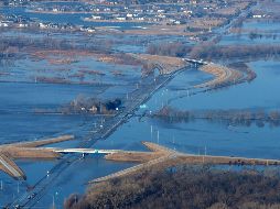 Las efectos del desbordamiento del río Elkhorn se aprecian este domingo en la ciudad de Omaha, en Nebraska. AP/Omaha World-Herald/J. Bundy