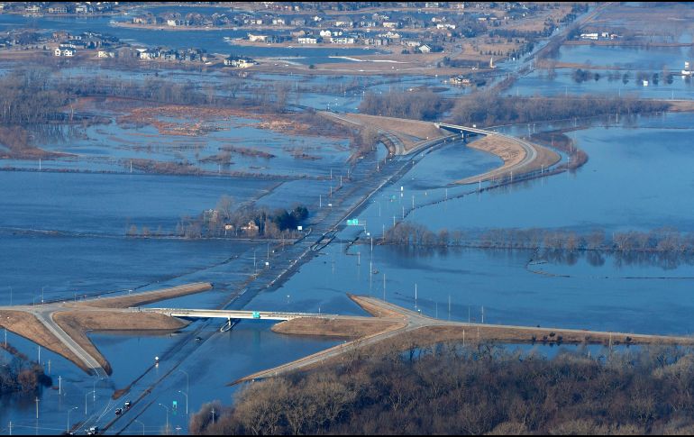 Las efectos del desbordamiento del río Elkhorn se aprecian este domingo en la ciudad de Omaha, en Nebraska. AP/Omaha World-Herald/J. Bundy