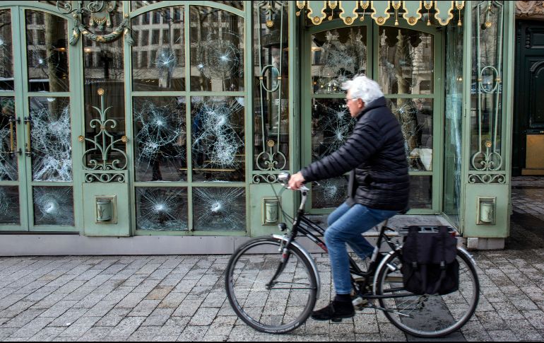 Los parisinos amanecieron con los estragos que dejaron las manifestaciones. AP/R. Yaghobzadeh