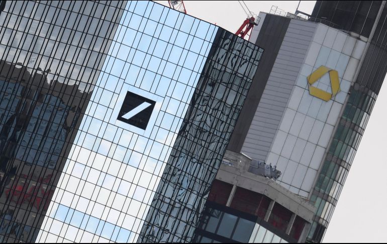 Sedes de Deutsche Bank (logotipo negro) y Commerzbank (logotipo amarillo). AP/A. Dedert