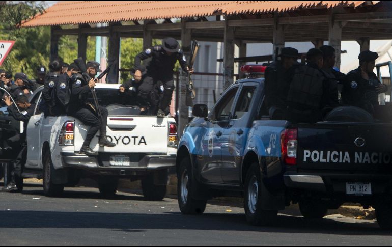 Policías antidisturbios patrullan las principales avenidas de Managua. EFE/J. Torres