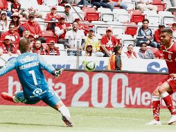 Alan Medina firma el primer gol de los Diablos Rojos, jugada que inició tras un mal pase de Osvaldo Martínez. EL UNIVERSAL