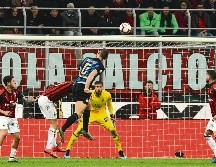 Stefan de Vrij aumentó la ventaja para el Ínter de Milán con un cabezazo. AFP