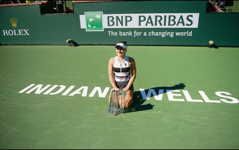 Bianca Andreescu posa con su trofeo de campeona. AP
