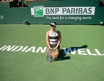Bianca Andreescu posa con su trofeo de campeona. AP
