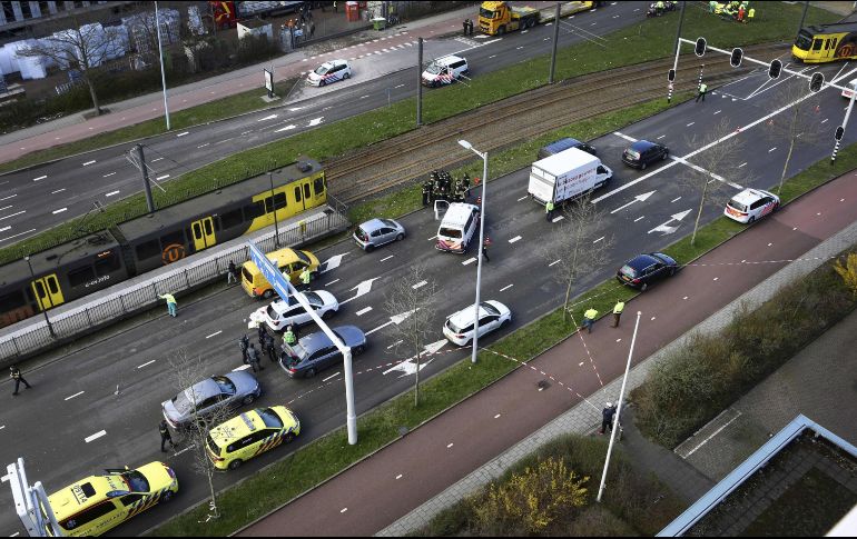 4-Un sujeto abrió fuego en un tranvía en la ciudad holandesa de Utrecht e hirió a varias personas. AFP / R. Smit