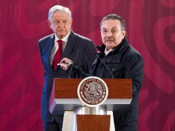 Andrés Manuel, acompañado por el director de Pemex, asegura que a pesar de la mala situación de la industria, su gobierno trabaja para que Pemex resurja como una empresa eficiente. NTX / J. Pazos