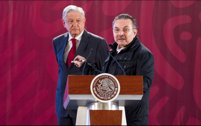 Andrés Manuel, acompañado por el director de Pemex, asegura que a pesar de la mala situación de la industria, su gobierno trabaja para que Pemex resurja como una empresa eficiente. NTX / J. Pazos