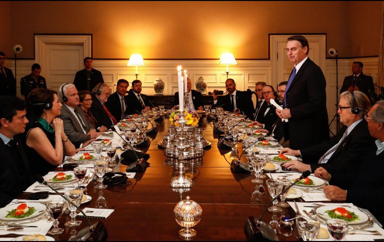Bolsonaro pronuncia un discurso durante la cena, celebrada en la embajada de Brasil en Washington con representantes de las corrientes conservadoras de los dos países. AFP/Presidencia de Brasil