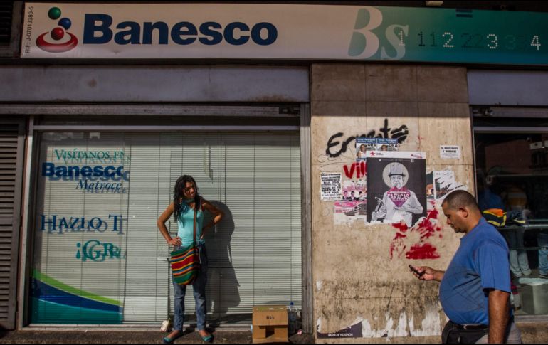 A falta de bolívares en efectivo y colapsada la banca electrónica debido al apagón reciente, el dólar hizo su aparición en la economía venezolana. EFE/ARCHIVO