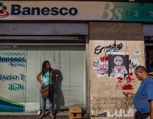 A falta de bolívares en efectivo y colapsada la banca electrónica debido al apagón reciente, el dólar hizo su aparición en la economía venezolana. EFE/ARCHIVO