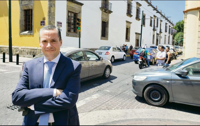 Juan Pablo Fernández, afuera de las instalaciones de EL INFORMADOR, con el tráfico habitual del Centro tapatío como fondo. EL INFORMADOR/J. Lomelí