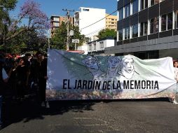 Con pancartas, los jóvenes circulan por avenida Chapultepec gritando consignas a las autoridades en dirección a la glorieta de Las y Los Desaparecidos de Jalisco. EL INFORMADOR/ A. Camacho