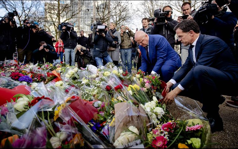 El primer ministro holandés, Mark Rutte (derecha) y el ministro de Justicia y Seguridad, Ferdinand Grapperhaus (izq) colocan ofrendas cerca de la escena del tiroteo. AFP / R. Van Lonkhuijsen