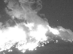 El estallido arrojó fragmentos incandescentes a más de dos kilómetros del cráter del volcán. NTX/ESPECIAL