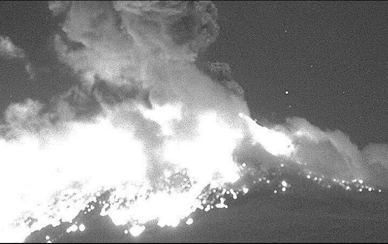 El estallido arrojó fragmentos incandescentes a más de dos kilómetros del cráter del volcán. NTX/ESPECIAL