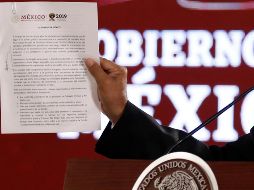 López Obrador muestra su carta-compromiso de no reelección ante los medios. NTX/A. Monroy