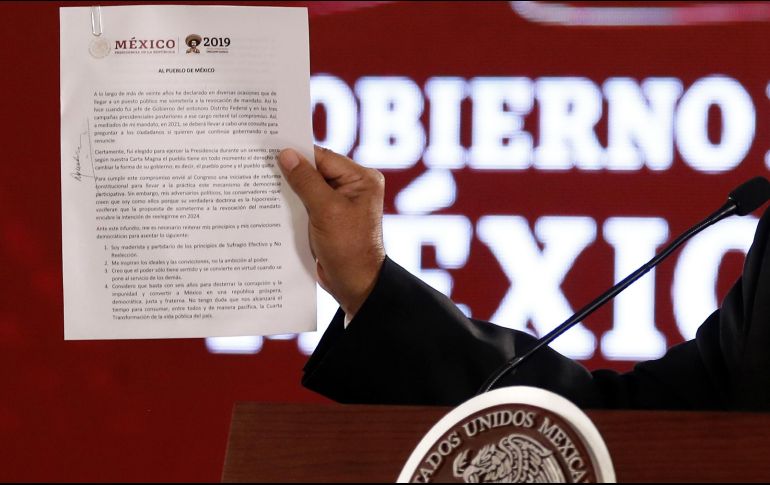López Obrador muestra su carta-compromiso de no reelección ante los medios. NTX/A. Monroy