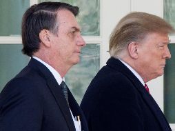 El presidente de Estados Unidos, Donald Trump (d), camina junto a su homólogo brasileño, Jair Bolsonaro (i), tras una rueda de prensa conjunta celebrada en la Casa Blanca. EFE/M. Reynolds