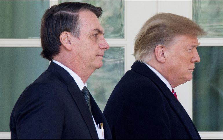 El presidente de Estados Unidos, Donald Trump (d), camina junto a su homólogo brasileño, Jair Bolsonaro (i), tras una rueda de prensa conjunta celebrada en la Casa Blanca. EFE/M. Reynolds