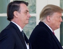 El presidente de Estados Unidos, Donald Trump (d), camina junto a su homólogo brasileño, Jair Bolsonaro (i), tras una rueda de prensa conjunta celebrada en la Casa Blanca. EFE/M. Reynolds