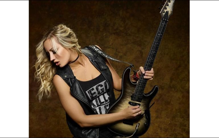 En junio de 2014, Strauss fue seleccionada por la revista 'Guitar World' como la 'Guitarrista Femenina que deberías conocer'. INSTAGRAM / hurricanenita