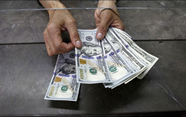 Bancos capitalinos compraron el billete verde en un mínimo de 17.85 pesos. EL INFORMADOR/ARCHIVO
