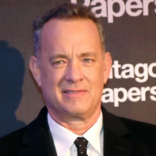Tom Hanks sorprende a mujer cantándole "Happy Birthday"