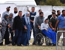 Decenas de personas asisten al entierro de un padre y su hijo, durante los primeros funerales de las víctimas de los tiroteos. EFE/M. Tsikas