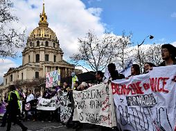 Las manifestaciones se dan un día después de que el Gobierno prohibiera las marchas en París. AFP/P. López