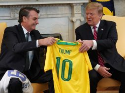 Bolsonaro y Trump se regalaron camisetas de las selecciones de futbol de sus países.  EFE/C. Kleponis