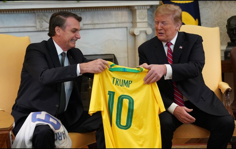 Bolsonaro y Trump se regalaron camisetas de las selecciones de futbol de sus países.  EFE/C. Kleponis