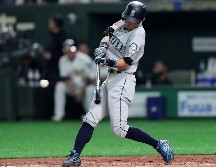 Una multitud que acudió para ovacionar a Suzuki en su tierra natal acabó presenciando a Domingo Santana conectar el grand slam que encaminó a Seattle a la victoria. EFE / K. Ota