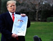 Trump muestra un mapa que compara el territorio controlado por el EI en Iraq y Siria el día en que fue elegido, con esa misma región en la actualidad. AP/M. Balce