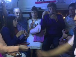 Varias personas simplemente contemplan la partida que se lleva a cabo. TWITTER/@diavoloponce