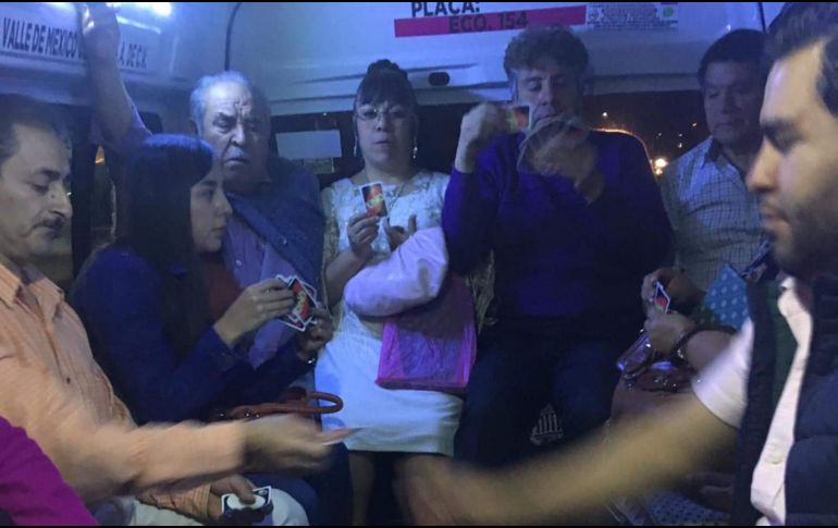 Varias personas simplemente contemplan la partida que se lleva a cabo. TWITTER/@diavoloponce