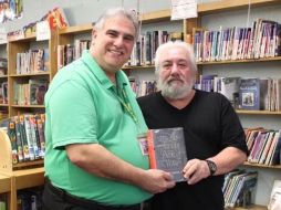 A los 13 años se llevó un libro y a los 65 años lo regresó a la biblioteca a donde pertenecía. ESPECIAL / FairLawnPublicSchool