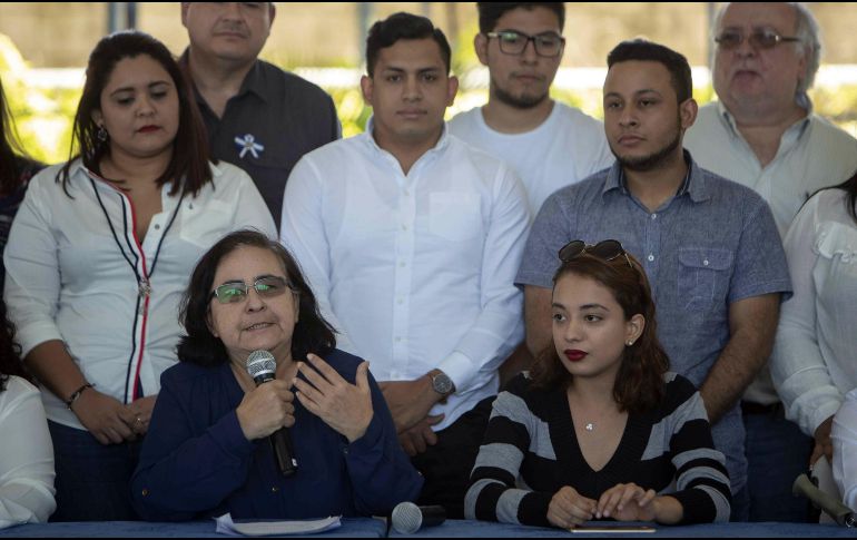 La miembro de la Alianza Cívica Azahálea Solís (i), junto a la delegada del Movimiento Estudiantil Alejandra Centeno (d), hablan en conferencia de prensa. EFE/J. Torres