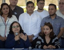 La miembro de la Alianza Cívica Azahálea Solís (i), junto a la delegada del Movimiento Estudiantil Alejandra Centeno (d), hablan en conferencia de prensa. EFE/J. Torres