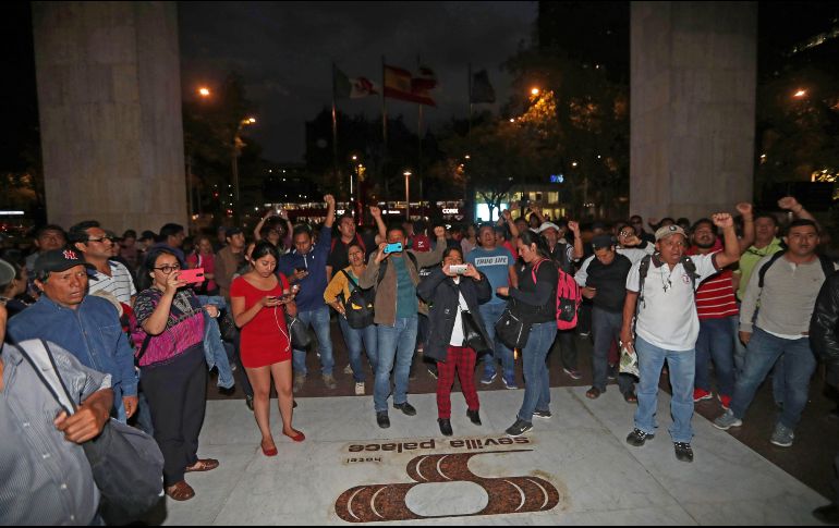 Miembros de la CNTE bloquean accesos al Senado, donde pretendían sesionar los diputados para analizar y avalar la reforma educativa. SUN/V. Rosas