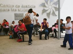 Las personas que acompañan a las usuarias del CJM también padecen las horas de espera, pero en el exterior del inmueble. EL INFORMADOR/I. Martínez