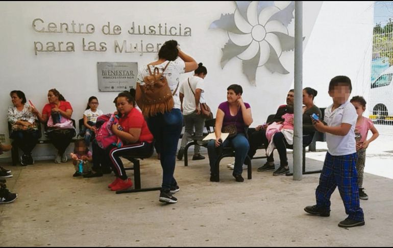 Las personas que acompañan a las usuarias del CJM también padecen las horas de espera, pero en el exterior del inmueble. EL INFORMADOR/I. Martínez