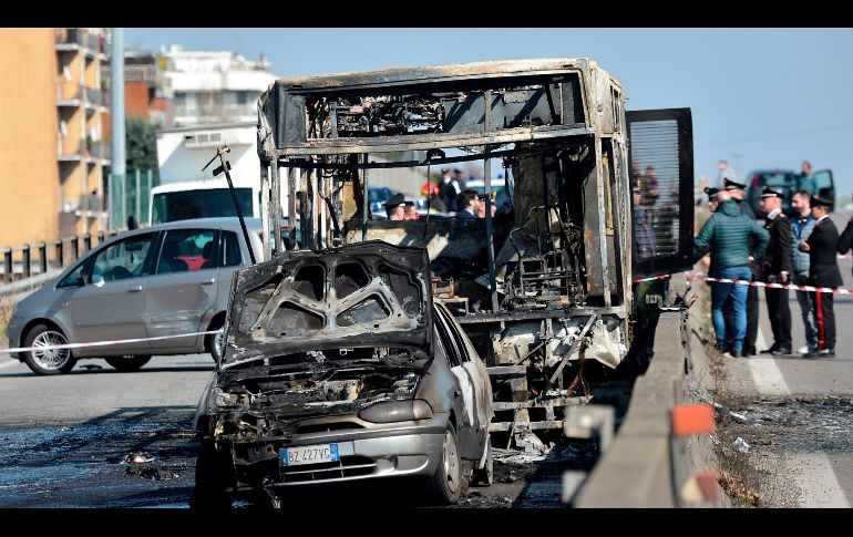 Al verse ante los carabineros, el culpable prendió fuego al autobús; la oportuna intervención de los policías evitó que hubiera muertes. AFP/L. Scalzo