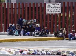 Miembros de la Coordinadora Nacional de Trabajadores de la Educación (CNTE) bloquean la entrada del edificio de la Cámara de Diputados. EFE / M. Guzmán