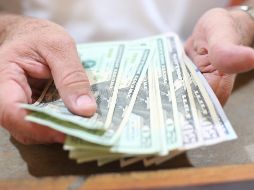 La moneda se adquirió en un precio mínimo de 17.65 pesos en bancos capitalinos. EL INFORMADOR/ARCHIVO