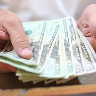 Dólar revierte descenso y gana siete centavos