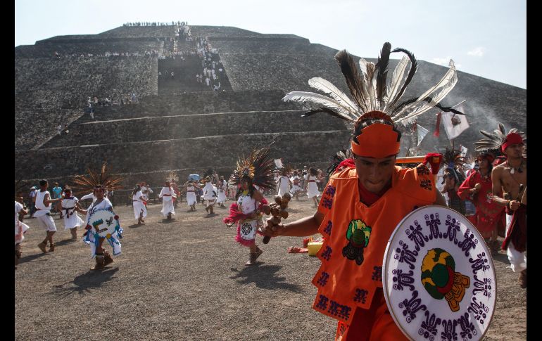 Danzantes dan la bienvenida al nuevo sol este jueves en la zona arqueológica de Teotihuacán, Estado de México.
